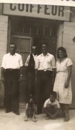Photo ancienne en noir et blanc : le salon de coiffure de l'arrière-grand-père de Carine Laugier, dans ces mêmes murs