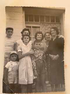 Photo de famille ancienne : parents et enfants réunis devant la porte de la maison de Saint-Michel-l'Observatoire
